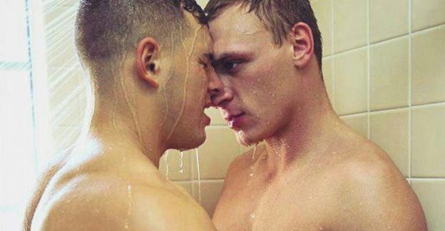 Sexo gay en las duchas con mi compañero hetero